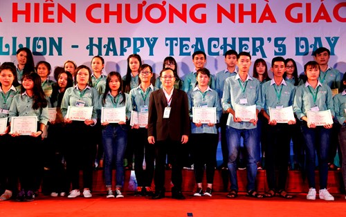 Hỗ trợ con đường học tập cho SV tài năng qua học bổng Tài năng Hoa Anh Đào của Đại học Đông Á năm 2018