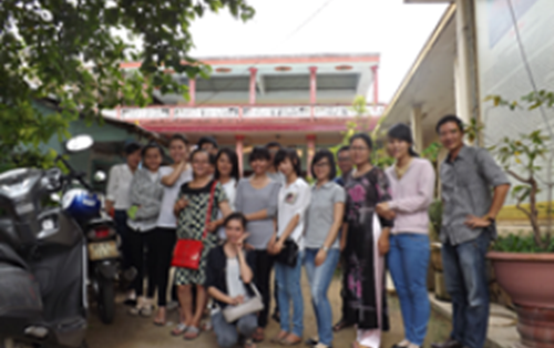 Câu lạc bộ PBG- khoa Kinh tế- Du lịch  thăm và tặng quà trẻ em mồ côi tại chùa Quang Châu