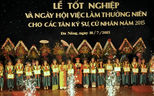 Đại học Đông Á tổ chức thành công Ngày hội việc làm 2015 và Lễ Tốt nghiệp