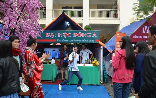 Ấn tượng với các hoạt động của SV ĐH Đông Á tại Lễ hội Văn hóa dân gian - trường THPT Trần Phú