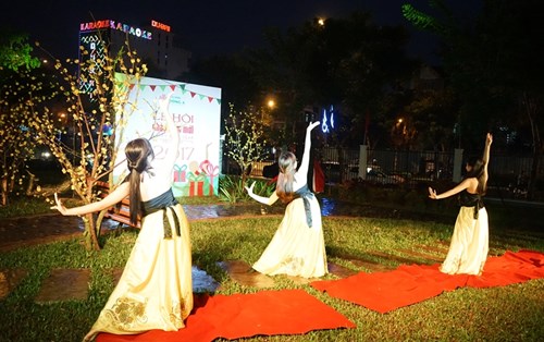 Chuỗi hoạt động sôi nổi, đầy màu sắc tại Lễ hội chào năm mới 2017 của sinh viên ĐH Đông Á 