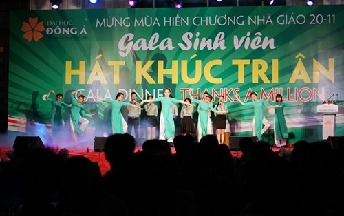 Dâng trào cảm xúc trong Gala “Hát khúc tri ân” của sinh viên Đại học Đông Á
