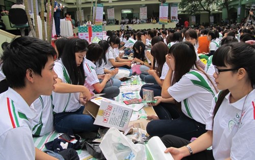 Sinh viên Trường ĐH Đông Á gói quà xác lập Kỷ lục Việt Nam