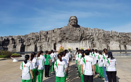 Sinh viên Đại học Đông Á dâng hương tại Tượng đài Mẹ Việt Nam anh hùng