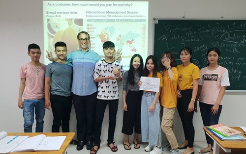 Lớp Marketing thú vị với Tiến sĩ Sean Watts