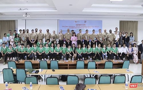 Đại học Đông Á: Giao lưu với thủy thủ đoàn tàu sân bay USS Theodore Roosevelt, Hoa Kỳ