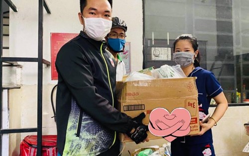 Tiếp sức nhu yếu phẩm đến sinh viên khó khăn đang ở trọ tại Đà Nẵng mùa Covid-19