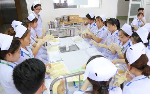 Sinh viên ĐH Đông Á tham gia tình nguyện viên hỗ trợ công tác phòng, chống Covid-19 cùng TP Đà Nẵng