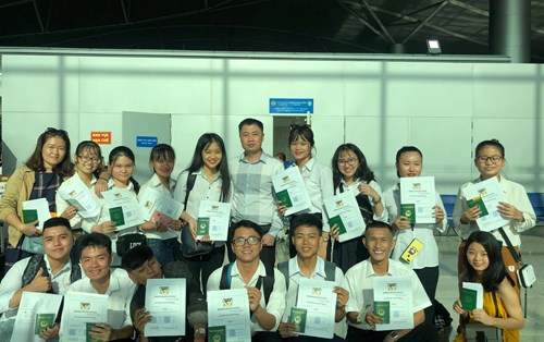 Sinh viên Quản trị kinh doanh đạt giải nhì cuộc thi "Hùng biện Tiếng Anh" và tham gia khóa học Tiếng Anh giao tiếp tại Philippines