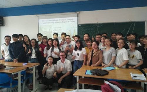 Buổi học thú vị về nghiên cứu Marketing của lớp QK15A1.1 , QK15A1.2