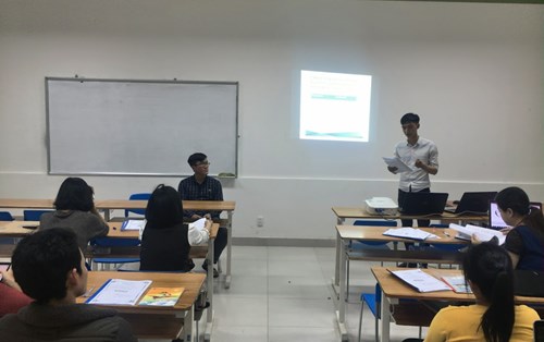 Bảo vệ Đề cương chi tiết nghiên cứu khoa học của sinh viên Quản trị Kinh doanh