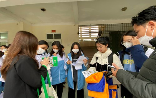 Những hình ảnh thú vị từ các đoàn tuyển sinh Đại học Đông Á những ngày cận Tết: một không khí làm việc tích cực!!!