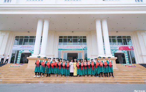 Chụp ảnh ký yếu: Niềm vui của sinh viên QTKD Khóa 15 - ĐH Đông Á