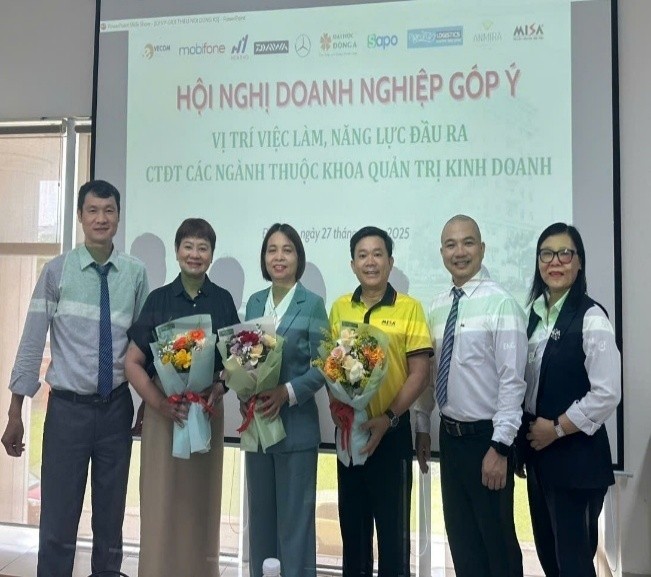 sinh viên ngành quản trị văn phòng đại học đông á